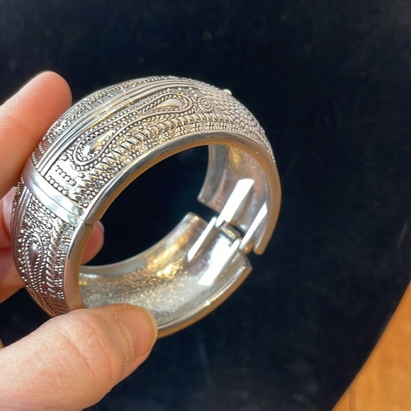 Silver tone bracelet, snap on bangle, hinged bracelet - Picture 4 of 8